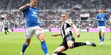 Dan_Burn_tackle_Sunderland