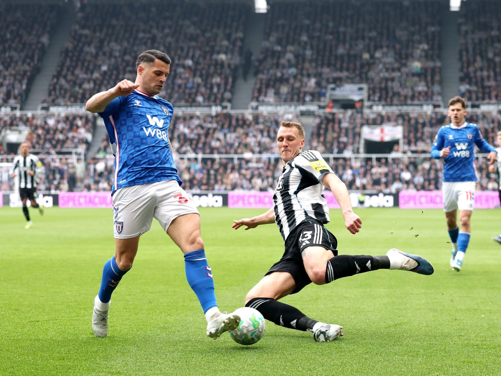 Dan_Burn_tackle_Sunderland