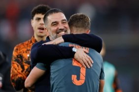 Arda Turan yönetimindeki Shakhtar Donetsk, SK Poltava’yı 4-0 mağlup ederek Ukrayna Premier Lig’de bitime üç hafta kala şampiyonluğunu ilan etti. Arda Turan, bu başarıyla Avrupa’nın üst düzey liglerinde şampiyonluk yaşayan ilk Türk teknik direktör olarak tarihe geçti.