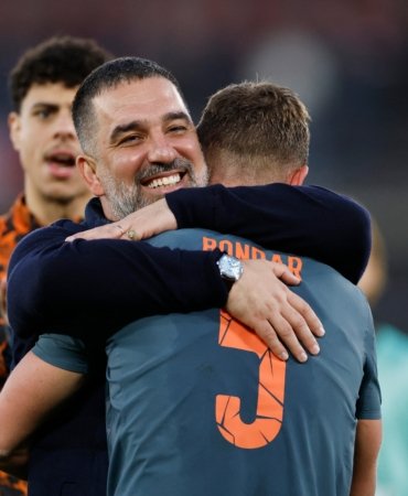 Arda Turan yönetimindeki Shakhtar Donetsk, SK Poltava’yı 4-0 mağlup ederek Ukrayna Premier Lig’de bitime üç hafta kala şampiyonluğunu ilan etti. Arda Turan, bu başarıyla Avrupa’nın üst düzey liglerinde şampiyonluk yaşayan ilk Türk teknik direktör olarak tarihe geçti.