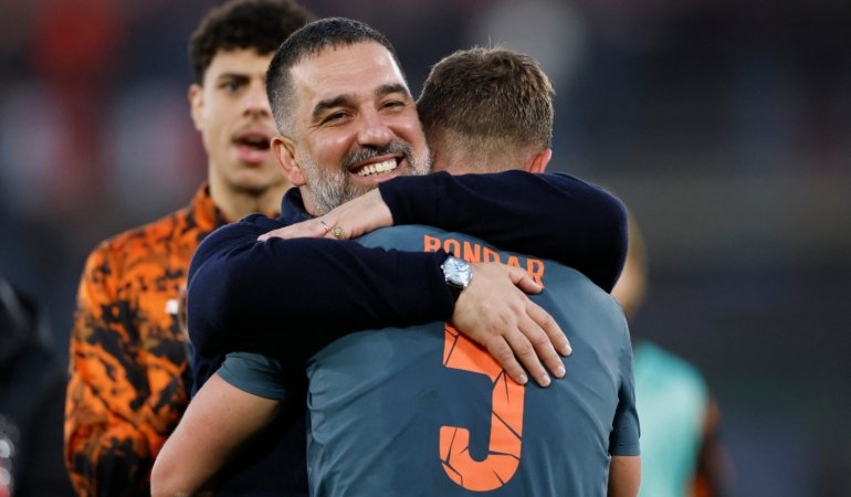 Arda Turan yönetimindeki Shakhtar Donetsk, SK Poltava’yı 4-0 mağlup ederek Ukrayna Premier Lig’de bitime üç hafta kala şampiyonluğunu ilan etti. Arda Turan, bu başarıyla Avrupa’nın üst düzey liglerinde şampiyonluk yaşayan ilk Türk teknik direktör olarak tarihe geçti.