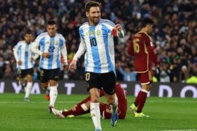Fransa, İspanya, Brezilya, Almanya, İngiltere ve Portekiz’i öne çıkaran yıldız futbolcu, Arjantin Milli Takımı’nın ise birlik ruhuyla yeniden büyük başarılar elde edebileceğini söyledi. Lionel Messi, forma giydiği Inter Miami CF kampında kariyeri, futbol tutkusu ve 2026 FIFA Dünya Kupası hakkında dikkat çeken açıklamalarda bulundu. Lo de Pollo isimli YouTube kanalına konuşan Arjantinli yıldız, futbol oynamaya olan sevgisinin hâlâ ilk günkü gibi sürdüğünü belirtti. Messi, “Futbol oynamayı çok seviyorum ve artık oynayamayacak hale gelene kadar devam etmek istiyorum. Rekabetçi biriyim. Kazanmayı seviyorum. Oğlumun bile video oyunlarında kazanmasına izin vermiyorum” ifadelerini kullandı. Dünya Kupası favorilerini sıraladı 2026 Dünya Kupası’nın favorileriyle ilgili soruya da yanıt veren Messi, birçok güçlü milli takımın öne çıktığını söyledi. Arjantinli süper yıldız, “Fransa yine çok iyi durumda. Çok sayıda üst düzey oyuncuya sahipler. İspanya ve Brezilya her zaman turnuvaların favorileri arasında yer alıyor. Almanya ve İngiltere de güçlü ekipler. Portekiz’in de oldukça rekabetçi bir kadrosu var” dedi. Messi’nin özellikle Fransa ve İspanya vurgusu, dünya basınında geniş yankı uyandırdı. “Arjantin birlik içinde” Argentina national football team hakkında da değerlendirmelerde bulunan Messi, takımın birlik ruhuna dikkat çekti. Deneyimli futbolcu, bazı oyuncuların sakatlık ve fiziksel eksiklerle mücadele ettiğini belirterek, “Bu takım her zaman rekabet etmeyi ve kazanmayı isteyen oyunculardan oluşuyor. Hedeflerine ulaşmak için ellerinden gelenin en iyisini yapıyorlar” ifadelerini kullandı. 2022 Dünya Kupası’nı kazanan Arjantin’in liderlerinden biri olan Messi’nin açıklamaları, 2026 turnuvası öncesi futbol kamuoyunda büyük ilgi gördü.