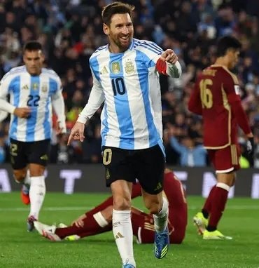 Fransa, İspanya, Brezilya, Almanya, İngiltere ve Portekiz’i öne çıkaran yıldız futbolcu, Arjantin Milli Takımı’nın ise birlik ruhuyla yeniden büyük başarılar elde edebileceğini söyledi. Lionel Messi, forma giydiği Inter Miami CF kampında kariyeri, futbol tutkusu ve 2026 FIFA Dünya Kupası hakkında dikkat çeken açıklamalarda bulundu. Lo de Pollo isimli YouTube kanalına konuşan Arjantinli yıldız, futbol oynamaya olan sevgisinin hâlâ ilk günkü gibi sürdüğünü belirtti. Messi, “Futbol oynamayı çok seviyorum ve artık oynayamayacak hale gelene kadar devam etmek istiyorum. Rekabetçi biriyim. Kazanmayı seviyorum. Oğlumun bile video oyunlarında kazanmasına izin vermiyorum” ifadelerini kullandı. Dünya Kupası favorilerini sıraladı 2026 Dünya Kupası’nın favorileriyle ilgili soruya da yanıt veren Messi, birçok güçlü milli takımın öne çıktığını söyledi. Arjantinli süper yıldız, “Fransa yine çok iyi durumda. Çok sayıda üst düzey oyuncuya sahipler. İspanya ve Brezilya her zaman turnuvaların favorileri arasında yer alıyor. Almanya ve İngiltere de güçlü ekipler. Portekiz’in de oldukça rekabetçi bir kadrosu var” dedi. Messi’nin özellikle Fransa ve İspanya vurgusu, dünya basınında geniş yankı uyandırdı. “Arjantin birlik içinde” Argentina national football team hakkında da değerlendirmelerde bulunan Messi, takımın birlik ruhuna dikkat çekti. Deneyimli futbolcu, bazı oyuncuların sakatlık ve fiziksel eksiklerle mücadele ettiğini belirterek, “Bu takım her zaman rekabet etmeyi ve kazanmayı isteyen oyunculardan oluşuyor. Hedeflerine ulaşmak için ellerinden gelenin en iyisini yapıyorlar” ifadelerini kullandı. 2022 Dünya Kupası’nı kazanan Arjantin’in liderlerinden biri olan Messi’nin açıklamaları, 2026 turnuvası öncesi futbol kamuoyunda büyük ilgi gördü.